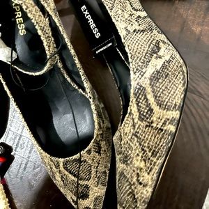 Express woman’s shoes size 7